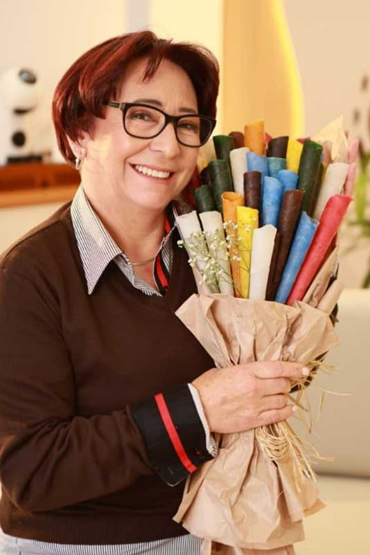 Oliva Vian com instrumentos coloridos de sua metodologia
